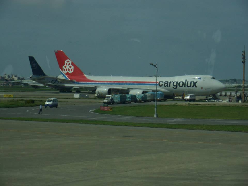 photo 083) SAM_2166 1429h Cargolux
